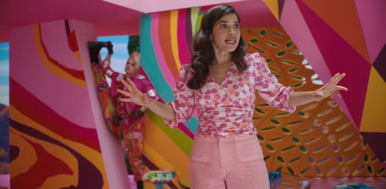 A Atriz America Ferrera interpretando a personagem "Gloria" em seu monólogo no filme "Barbie".